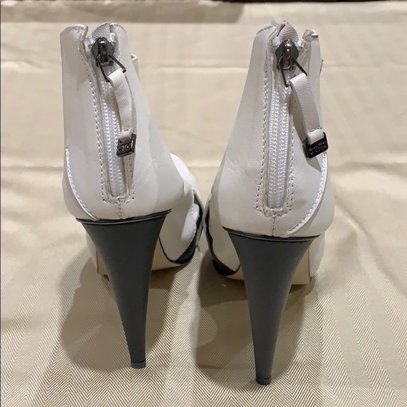 CNC CoSTUME NATIONAL white leather ankle booties - Picture 4 of 8